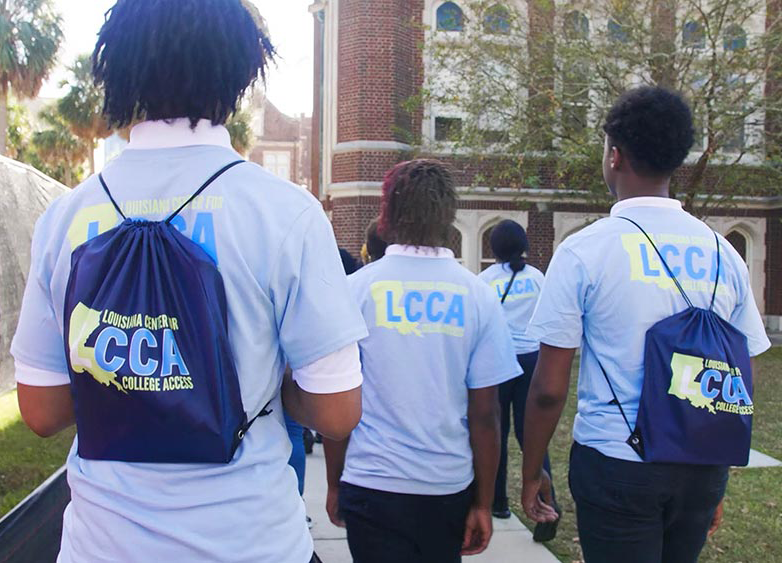 LCCA students tour a college campus.